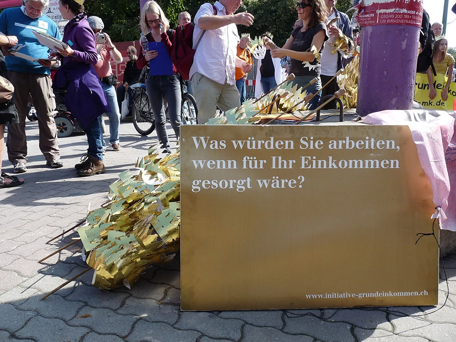 Mehr als 00 Teilnehmer demonstrieren für ein Bedingungsloses Grundeinkommen auf der BGE-Demonstration am 14. September 2013 in Berlin.