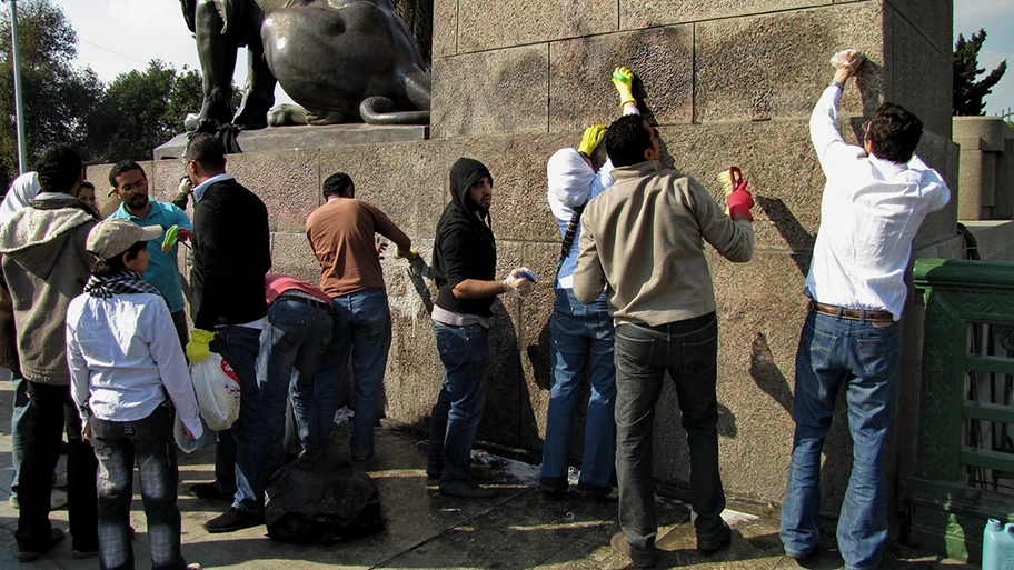 Nachdem Mubarak seinen Rücktritt bekannt gegeben hat, entfernen Aktivisten am 12. Februar 2011 als Geste eines symbolischen Neuanfangs politische Anti-Regierungs-Graffitis von der Qasr al-Nil Brücke in Kairo.