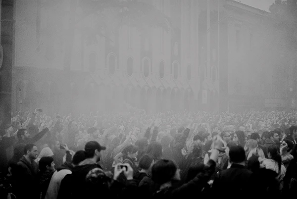 „Wir tanzen zusammen, wir kämpfen zusammen“ – Menschen in Tiflis protestieren gegen die repressive Drogenpolitik der Regierung und eine Polizeirazzia in Nachtclubs, 14. Mai 2018.
