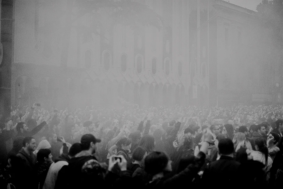 „Wir tanzen zusammen, wir kämpfen zusammen“ – Menschen in Tiflis protestieren gegen die repressive Drogenpolitik der Regierung und eine Polizeirazzia in Nachtclubs, 14. Mai 2018.