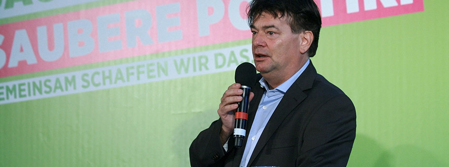 Werner Kogler beim Wahlkampfauftakt von Die Grünen – Die Grüne Alternative zur Nationalratswahl in Österreich 2013 im Palmenhaus im Burggarten in Wien, Österreich.