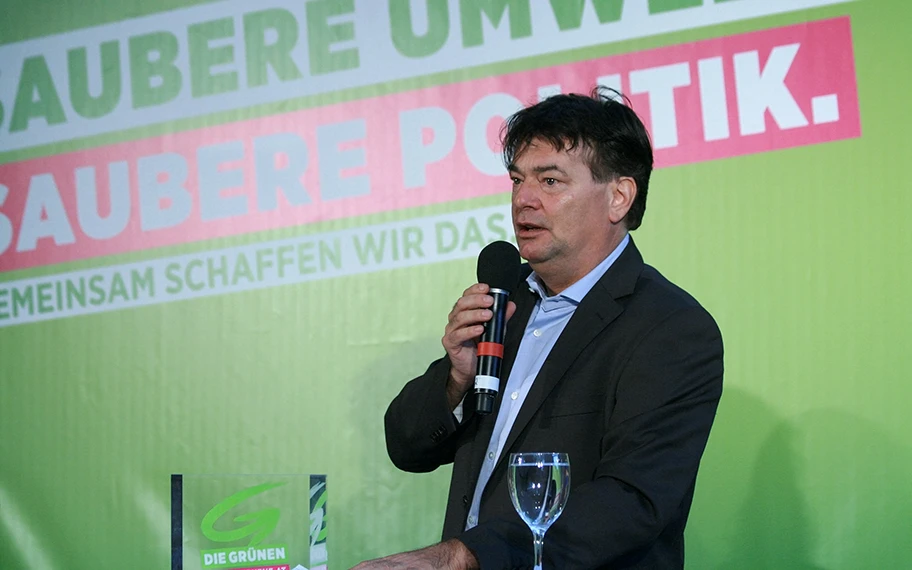 Werner Kogler beim Wahlkampfauftakt von Die Grünen – Die Grüne Alternative zur Nationalratswahl in Österreich 2013 im Palmenhaus im Burggarten in Wien, Österreich.