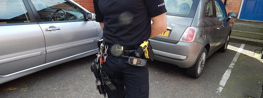 Streifenpolizist mit Taser in West Midlands, England.