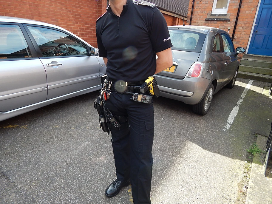 Streifenpolizist mit Taser in West Midlands, England.