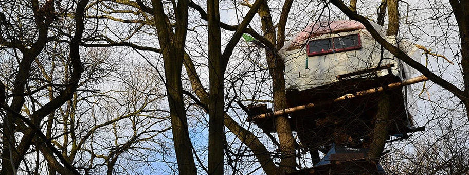 Baumhaus der Widerstandskämpfer, die sich gegen die Zerstörung des Hambacher Forsts einsetzen.