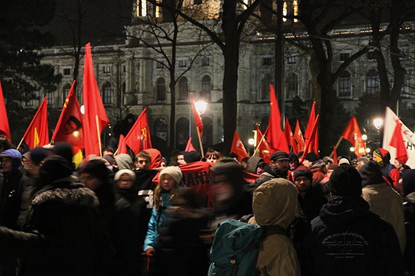 Demo gegen den Wiener Korporations-Ball am Burgring im Jahr 2012.