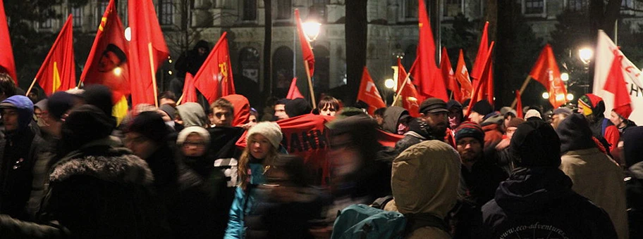 Demo gegen den Wiener Korporations-Ball am Burgring im Jahr 2012.