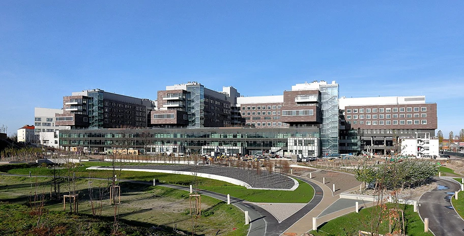 Südansicht des Krankenhauses Nord im 21. Wiener Gemeindebezirk Floridsdorf.