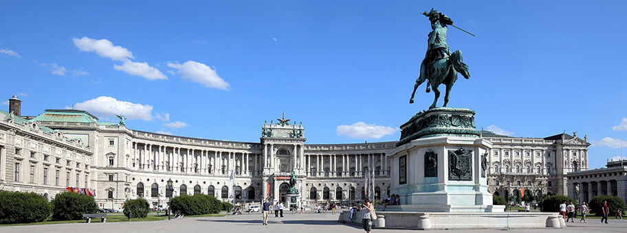 Die Hauptfassade der Neuen Burg in der österreichischen Bundeshauptstadt Wien.