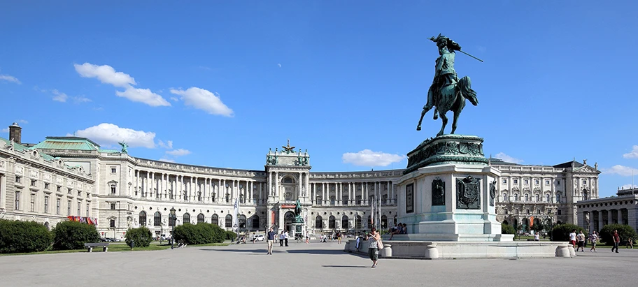 Die Hauptfassade der Neuen Burg in der österreichischen Bundeshauptstadt Wien.