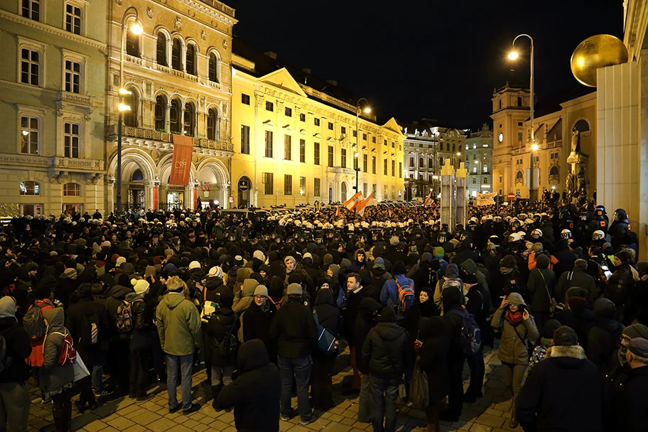 Erste Pegida-Demonstration in der österreichischen Bundeshauptstadt Wien am 2. Feb. 2015.