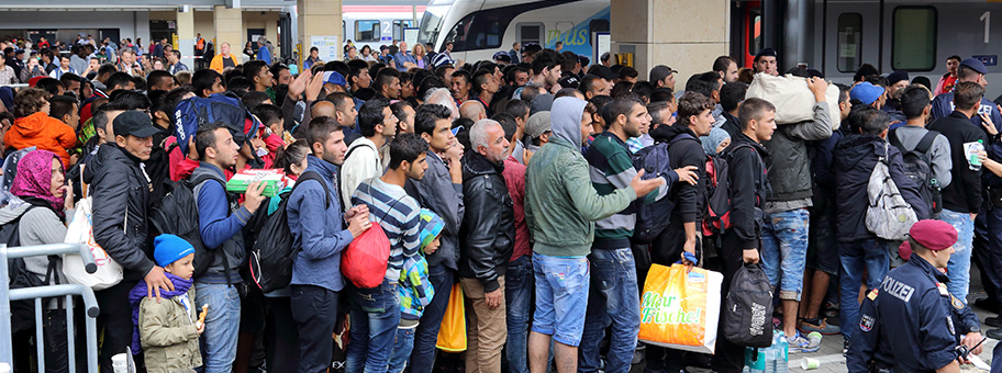 Dicht gedrängte Migranten an einem Perron des Wiener Westbahnhofes am 5. September 2015 im Zuge der „Völkerwanderung 2015“. An diesem Tag wanderten illegal, jedoch von der Staatsgewalt toleriert, rd. 9.000 Menschen aus Syrien, Afghanistan und Irak von Ungarn nach Österreich ein, wobei fast alle über den Westbahnhof Richtung Deutschland weiterreisten.