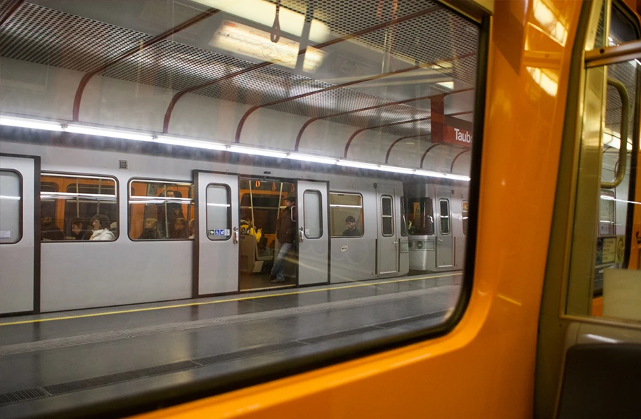 Wien, U-Bahn-Station Taubstummengasse, Bahnsteig.