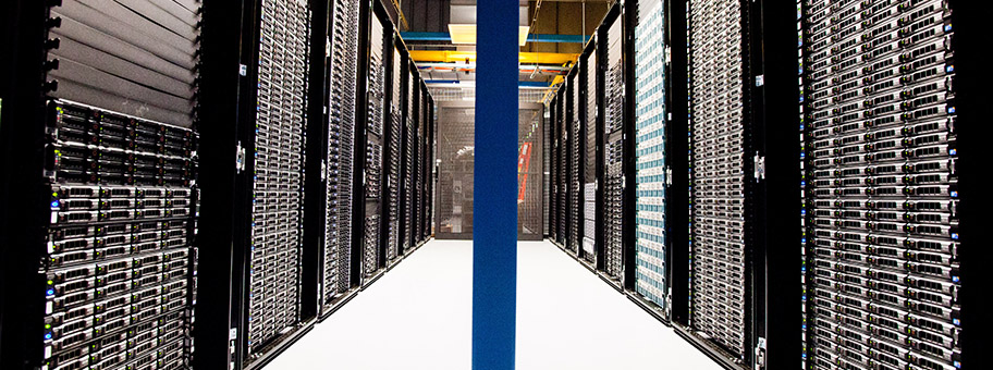 Serverracks in einem Daten-Center.