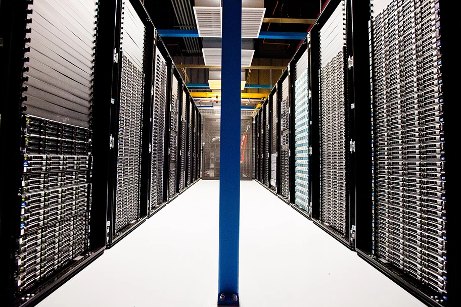 Serverracks in einem Daten-Center.