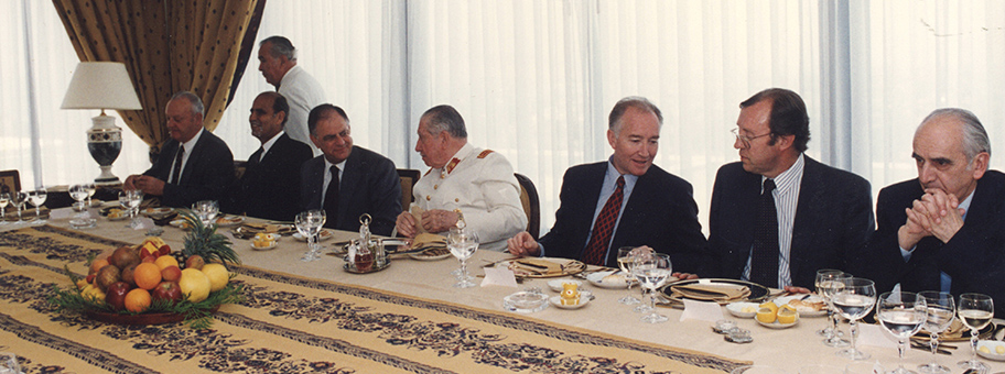 Augusto Pinochet (Bildmitte) mit dem chilenischen Politiker William Thayer.