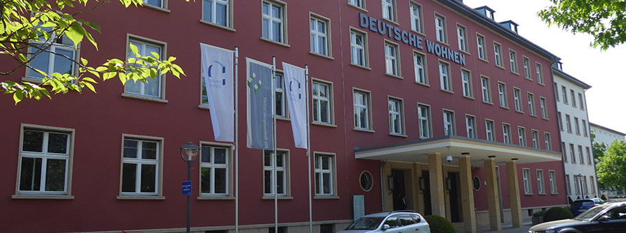 Gebäude ser Deutsche Wohnen SE an der Wilmersdorf Mecklenburgische Strasse in Berlin.