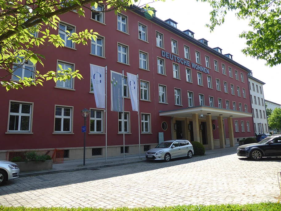 Gebäude ser Deutsche Wohnen SE an der Wilmersdorf Mecklenburgische Strasse in Berlin.