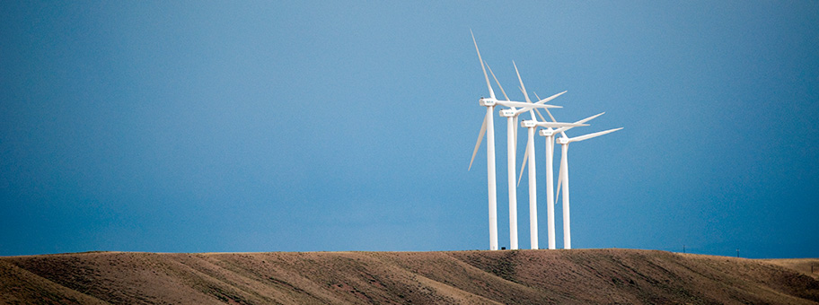 Windanlage mit Turbinen in Uinta County, Wyoming, USA.