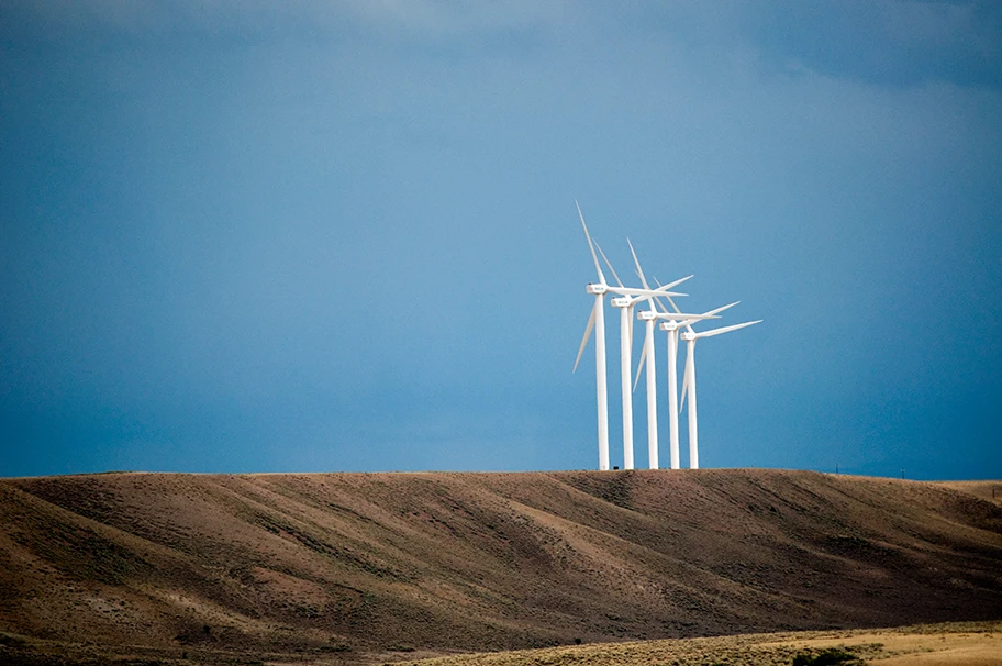 Windanlage mit Turbinen in Uinta County, Wyoming, USA.