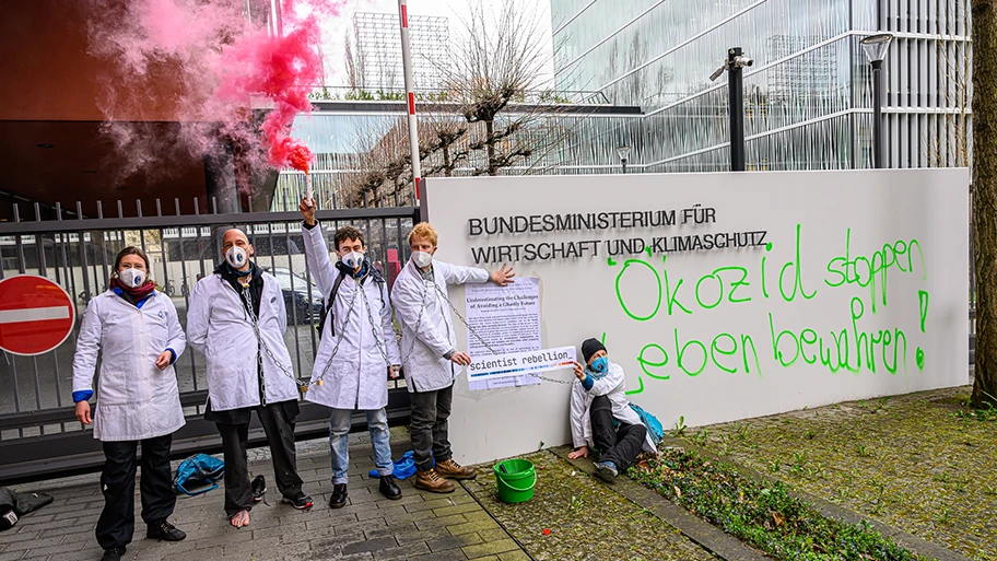 Wissenschaftler von Scientist Rebellion besprühen am 7. April 2022 das Bundesministerium für Wirtschaft und Klimaschutz.