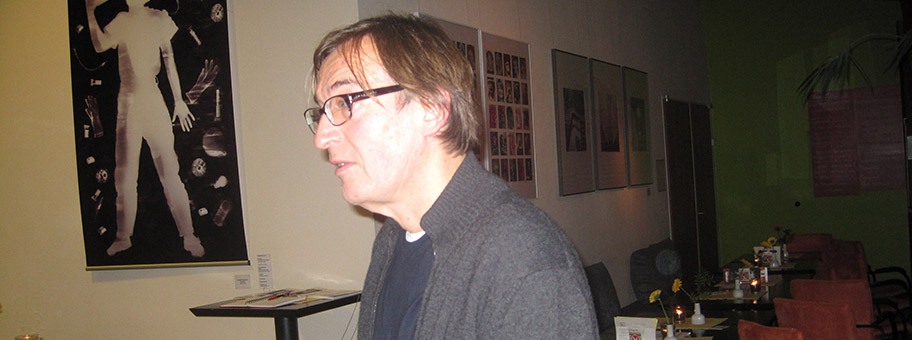 Der deutsche Kriminal-Schriftsteller Wolfgang Schorlau auf Lesereise 2010 in Marburg.