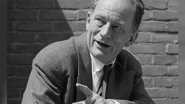 Der deutsche Regisseur Wolfgang Staudte bei den Dreharbeiten zu dem Film "Ciske – ein Kind braucht Liebe" im Juni 1955.