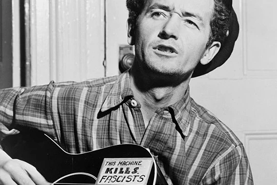 Woody Guthrie am 8. März 1943.