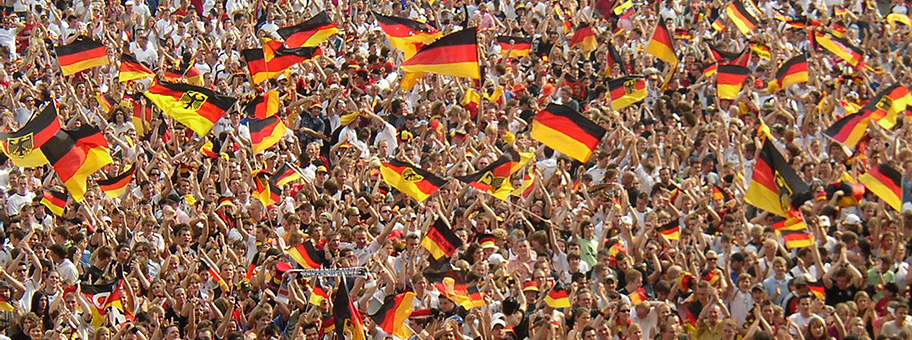 Deutsche Fans beim Public Viewing während des FIFA WM Spiels Deutschland - Ecuador im Bochumer Ruhrstadion.