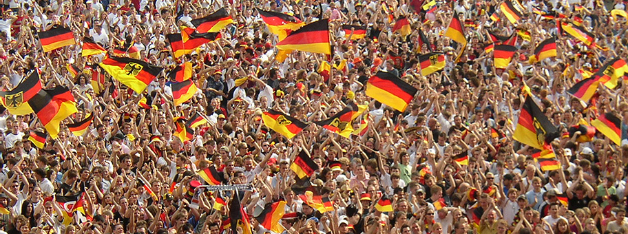 Deutsche Fans beim Public Viewing während des FIFA WM Spiels DeutschlandEcuador im Bochumer Ruhrstadion.