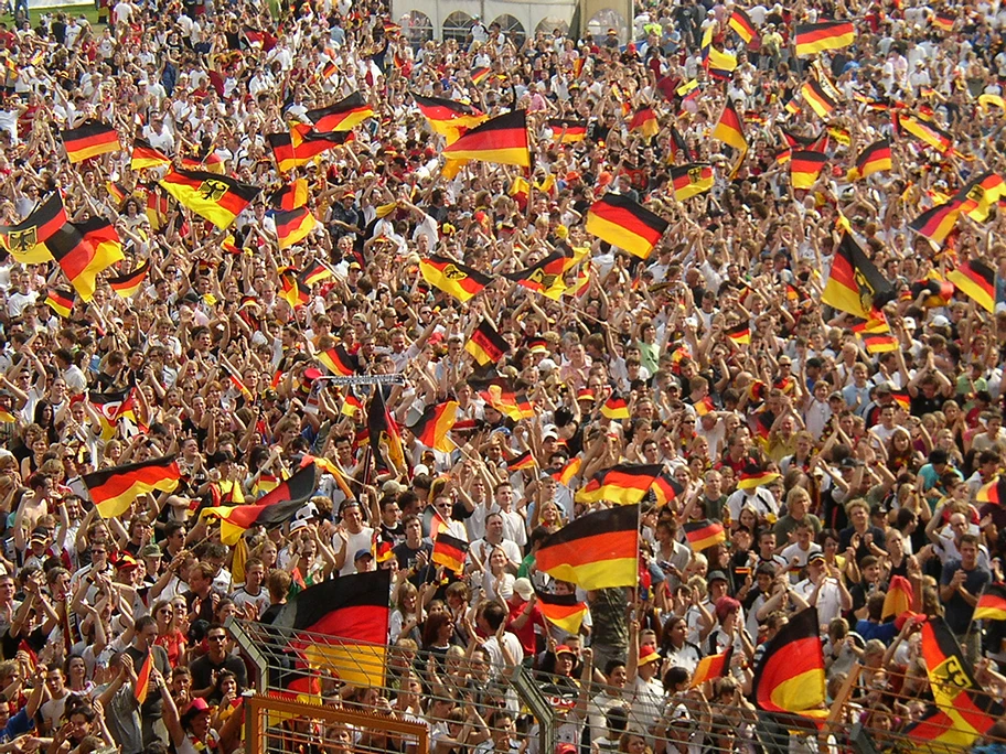 Deutsche Fans beim Public Viewing während des FIFA WM Spiels Deutschland - Ecuador im Bochumer Ruhrstadion.