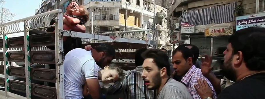 Verwundete Zivilisten vor einem Spital in Aleppo während dem syrischen Bürgerkrieg.