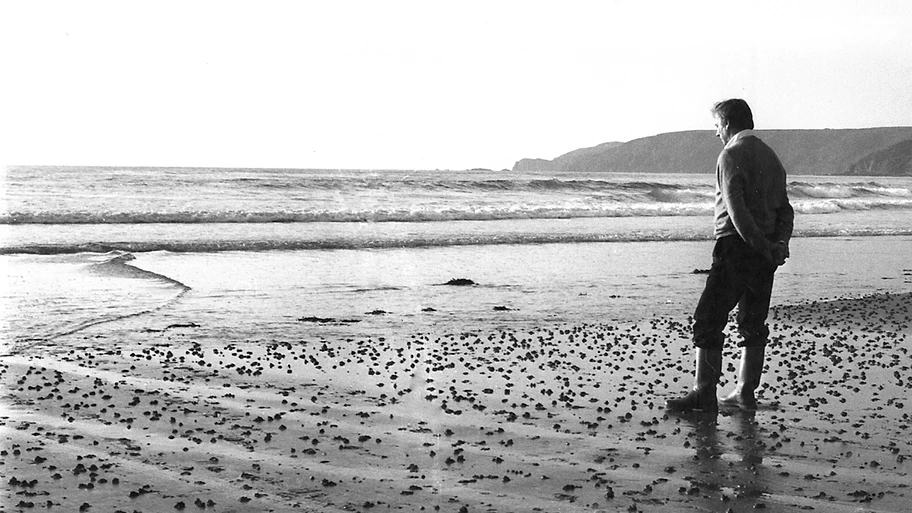 Der Schauspieler Yves Montand am 26. Oktober 1977 am Strand von Vauville während der Dreharbeiten zu Joseph Loseys Film Les Routes du sud.