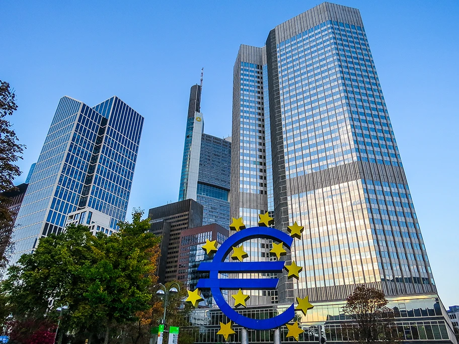 Frankfurt am Main, südliche Gallusanlage mit dem Willy-Brandt-Platz sowie der Europäischen Zentralbank.