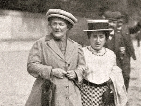 Clara Zetkin (links) und Rosa Luxemburg auf dem Weg zum S-Kongress in Magdeburg 1910.