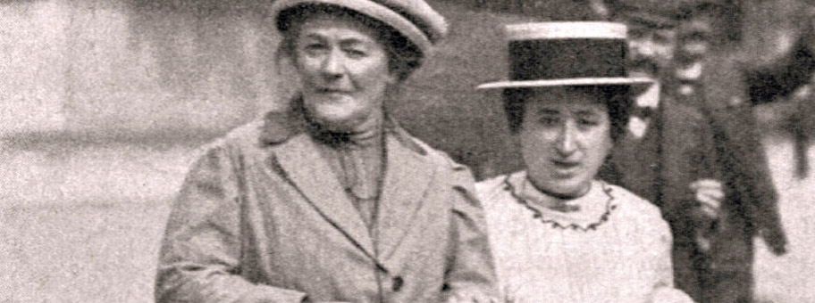 Clara Zetkin (links) und Rosa Luxemburg auf dem Weg zum S-Kongress in Magdeburg 1910.