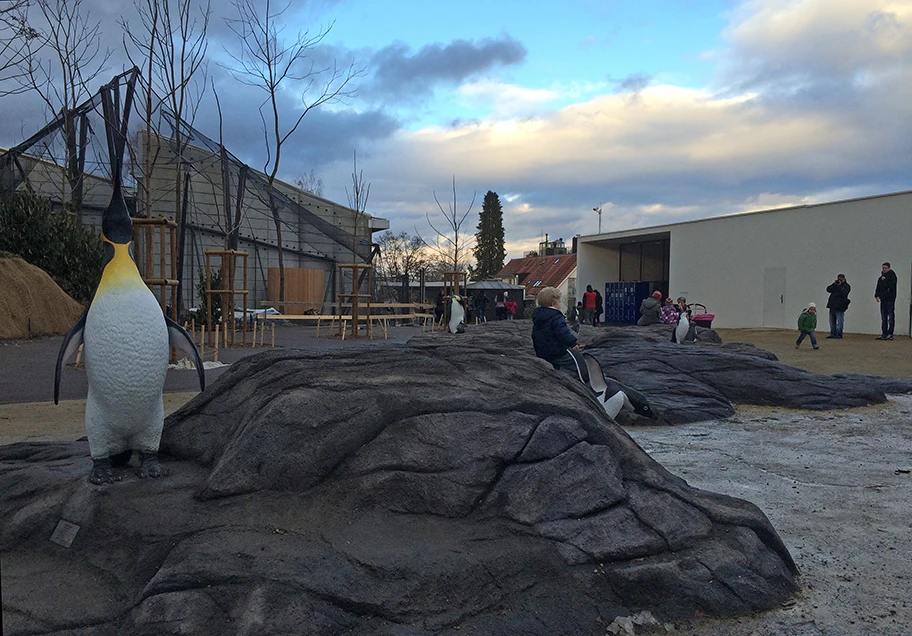 Zoo Zürich: Platz am Eingang mit Vorstellung verschiedener Pinguinarten.