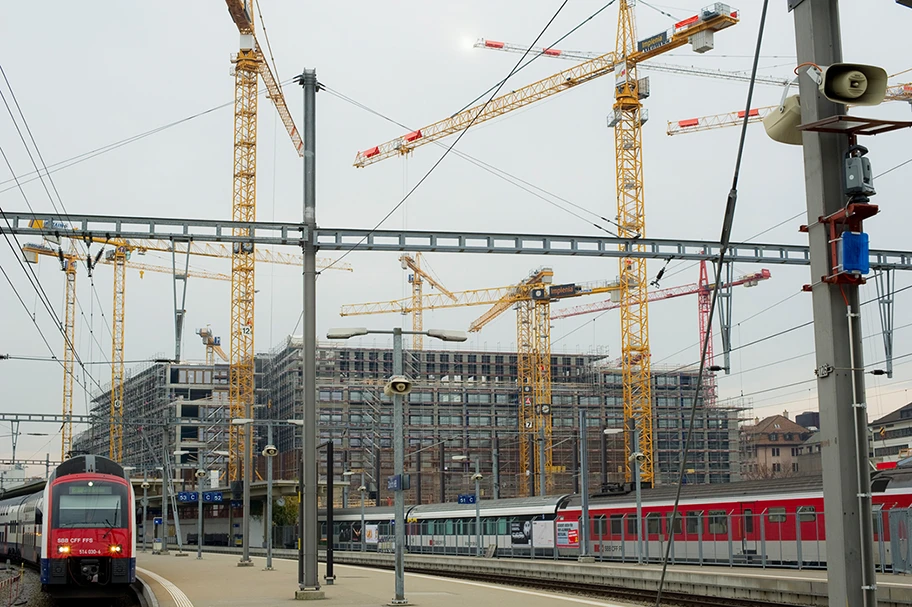 Neben dem Hauptbahnhof von Zürich entstand ein komplett neuer Stadtteil. Die Europaalle. In diesem Stadtteil sind 400 Wohnungen, 6000 Arbeitsplätze, 1800 Studienplätze, Gastronomie-, Einzelhandels- und Freizeitangebote entstanden.