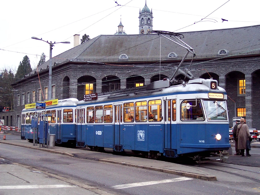 Tram der VBZ-Linie 5 in Zürich Enge.