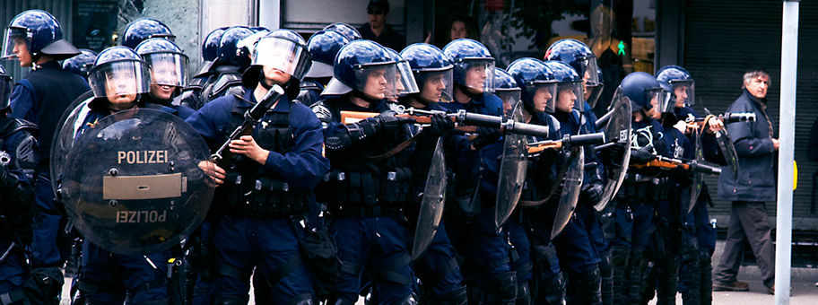 Polizei im Ordnungsdienst bei 1. Mai-Krawallen in Zürich.