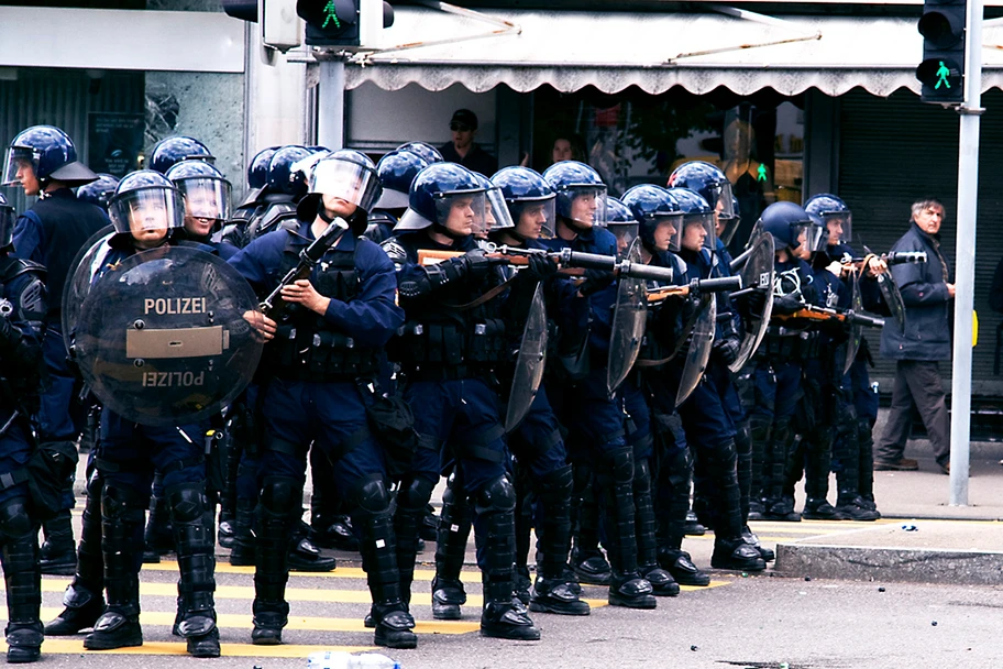 Polizei im Ordnungsdienst bei 1. Mai-Krawallen in Zürich.