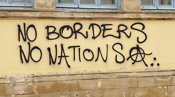 Graffiti an einer Hauswand in Nikosia, Zypern.