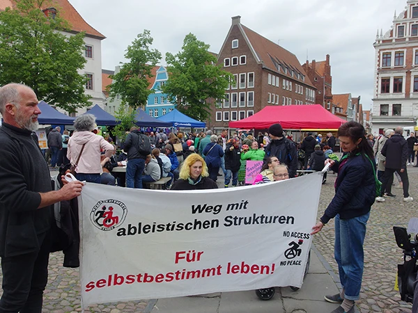 Aktion auf dem lüneburger Marktplatz am 4. Mai 2025.