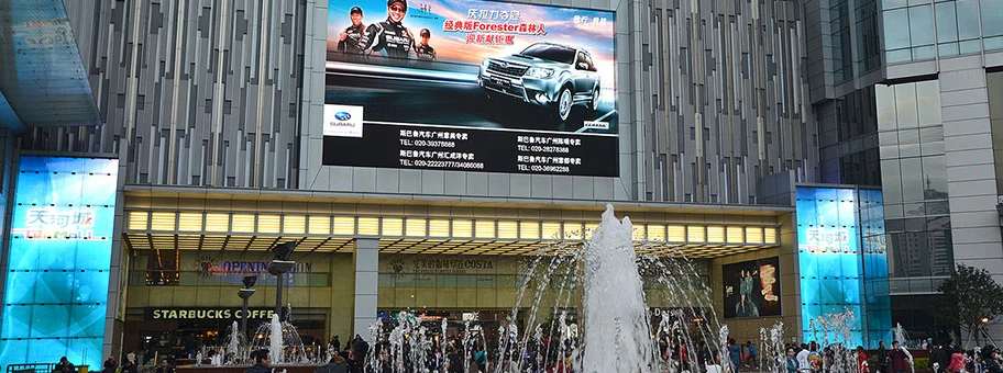 Digitaler Werbe-Screen in einem Einkaufszentrum in China.
