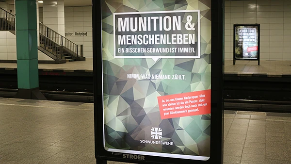 Adbusting Aktion gegen Krieg in Berlin, Mai 2024.