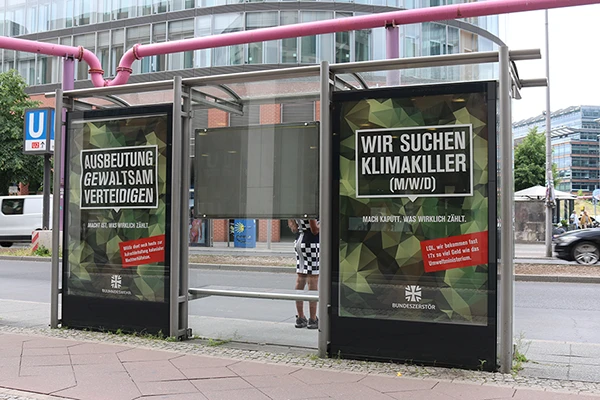 Adbusting Aktion gegen Krieg in Berlin, Mai 2024.
