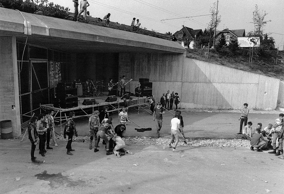 Die Punk Band „Wir Kinder vom Bahnhof Klo” am 28. August 1983 bei der Stadtautobahn vor dem «Tunnel-Eingangsportal Ost» in St.Gallen.