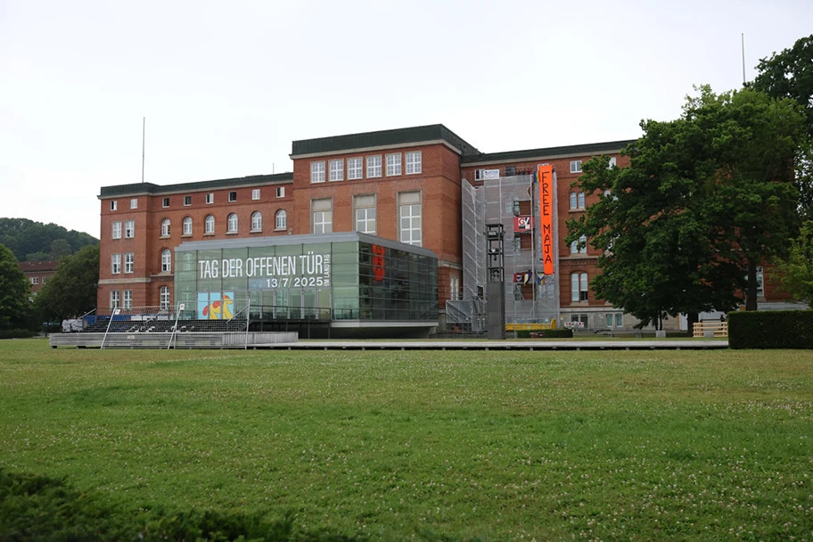 Transparent mit der Aufschrift ‚Free Maja' am Landtag in Kiel, 15. Juli 2025.