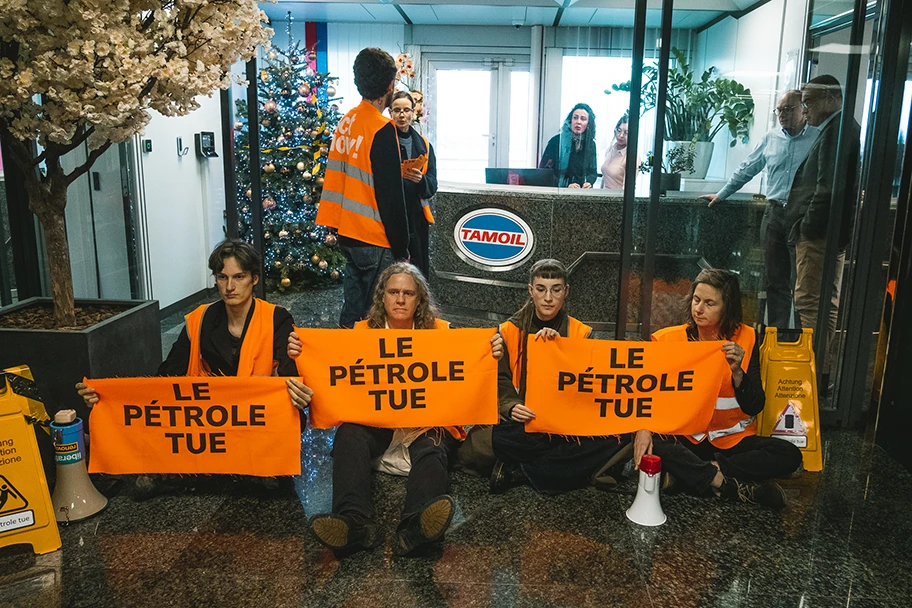 Aktion vor dem Hauptsitz von Tamoil in Genf, 8. Dezember 2025.