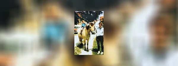 Zwei Striche mit dem Kugelschreiber